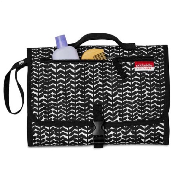 SKIP HOP DIAPER & WIPE CARRIER W/ CHANGING PAD - Picture 14 of 16